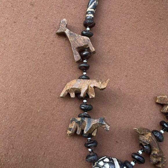 Vintage Single Strand Necklace Wooden Hand Carved beads & African Safari Animals - Picture 3 of 11